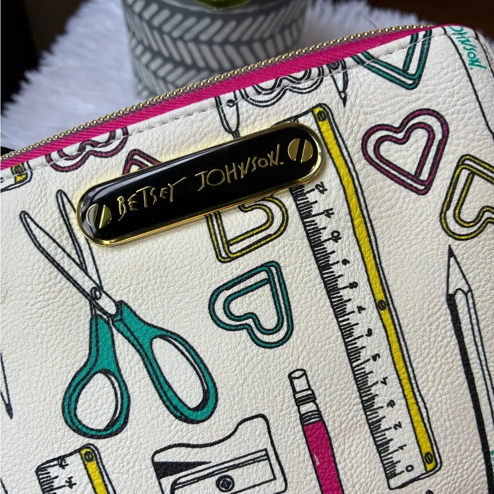 Betsey Johnson Wristlet🤍 - Picture 3 of 8